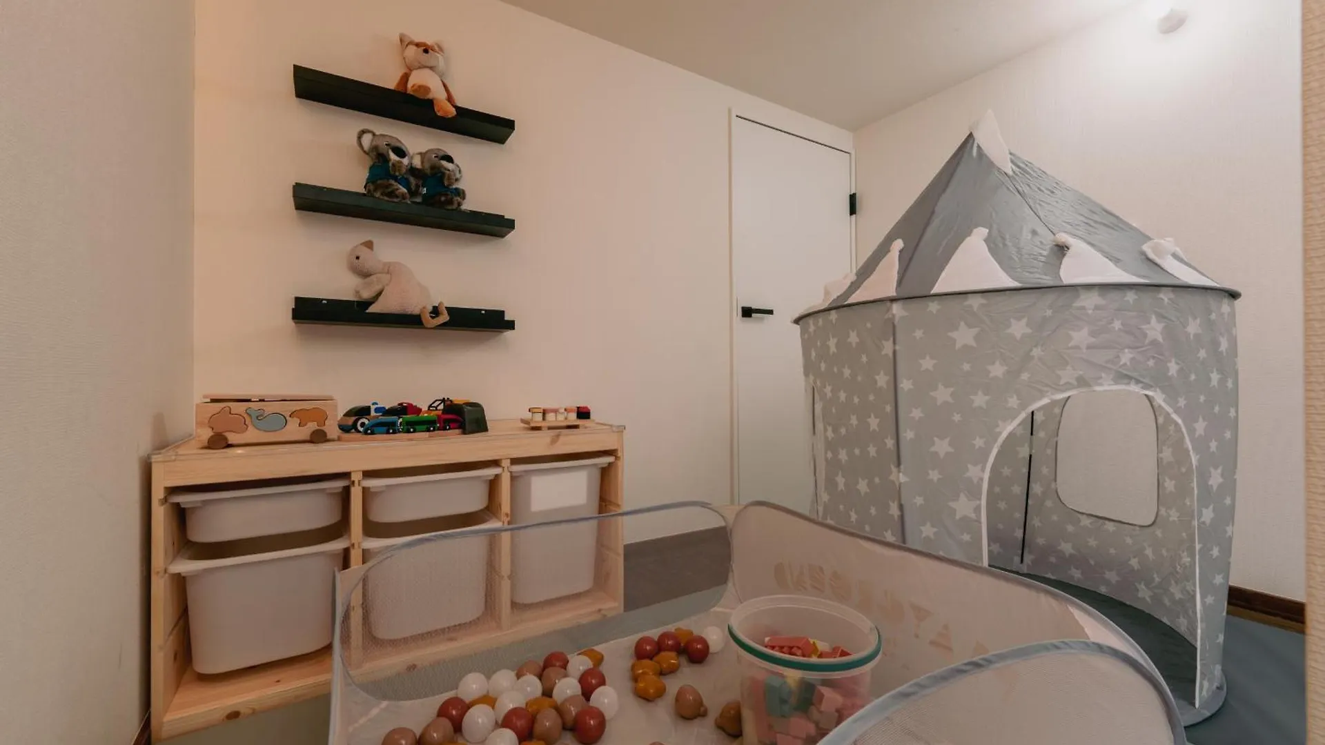 Eminaz Minami Otsuka 3F4F Apartment Tokyo